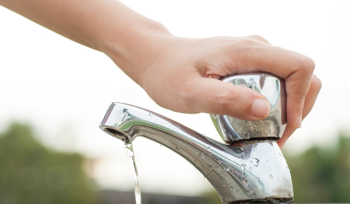 Fuites négligées, robinets mal optimisés et mauvaises habitudes bien enracinées, notre eau coule bien souvent à perte plutôt qu’à profit. Fuites négligées, robinets mal optimisés et mauvaises habitudes bien enracinées, notre eau coule bien souvent à perte plutôt qu’à profit.