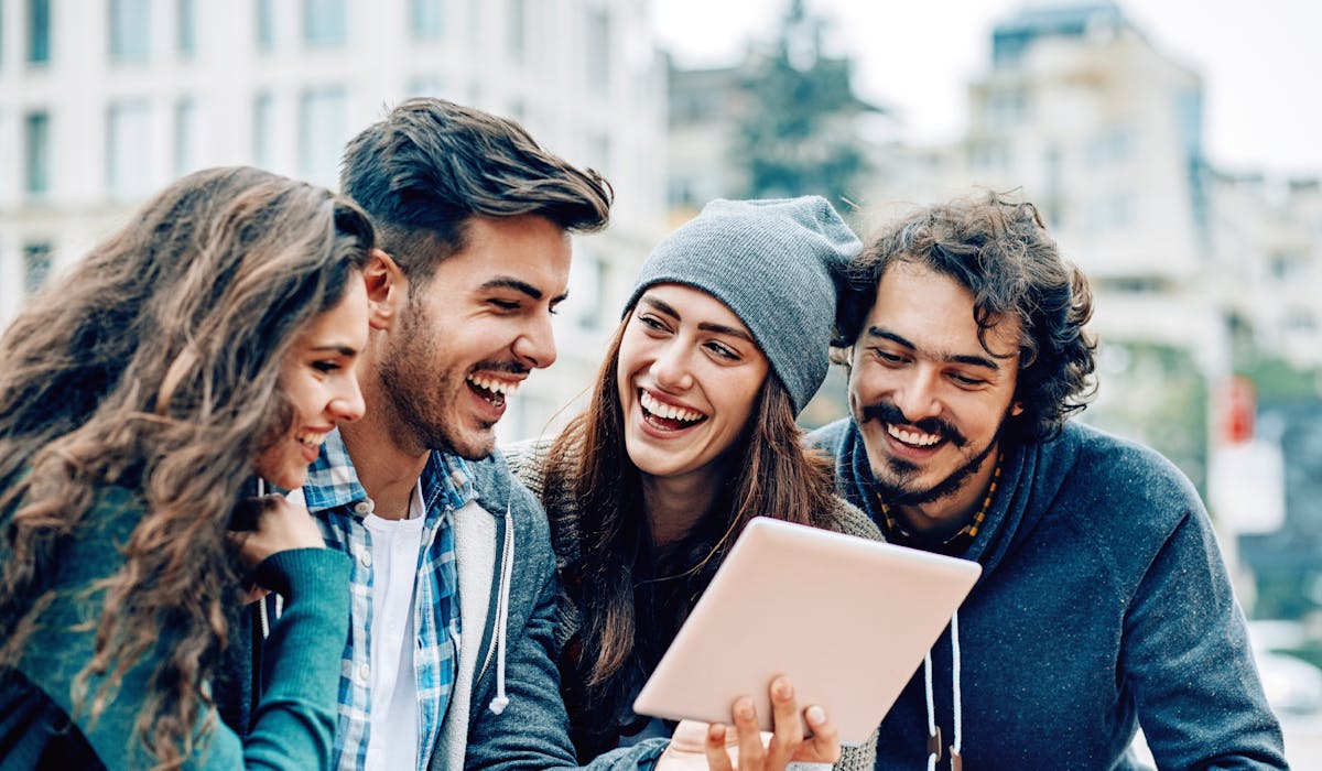 Grâce à leur interface simplifiée, les tablettes tactiles permettent à tous de naviguer sur Internet, consulter ses mails et ses comptes sociaux, faire du shopping, regarder des photos, voir des films ou des séries... Grâce à leur interface simplifiée, les tablettes tactiles permettent à tous de naviguer sur Internet, consulter ses mails et ses comptes sociaux, faire du shopping, regarder des photos, voir des films ou des séries...