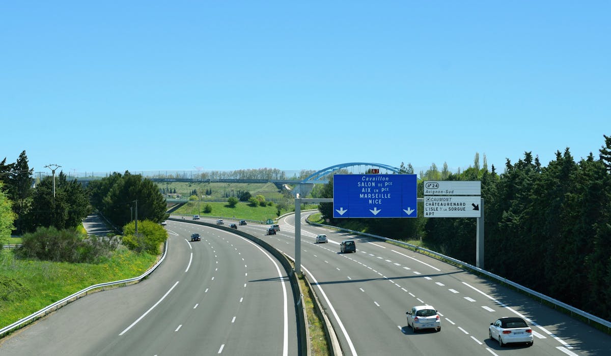 Sur autoroute et voie express, appeler les secours ne peut se faire que depuis une borne d’appel d’urgence. Sur autoroute et voie express, appeler les secours ne peut se faire que depuis une borne d’appel d’urgence.