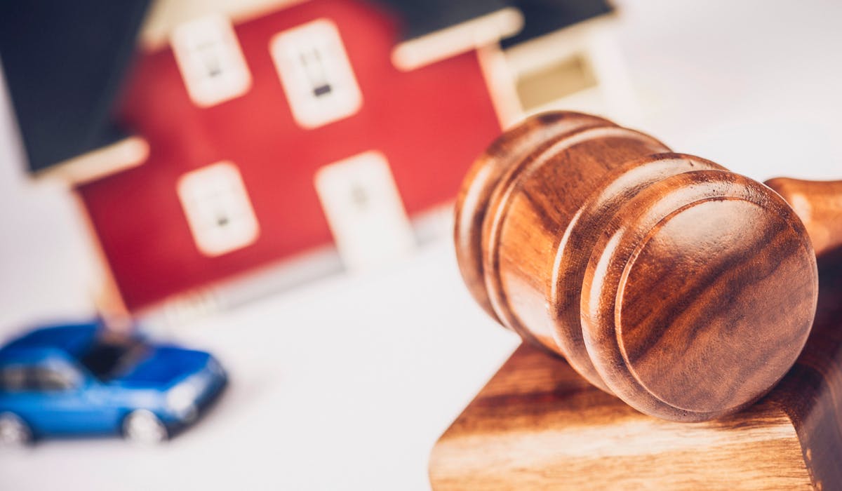 Tout propriétaire peut vendre un appartement ou une maison lors d’une vente aux enchères immobilières notariales. Tout propriétaire peut vendre un appartement ou une maison lors d’une vente aux enchères immobilières notariales.