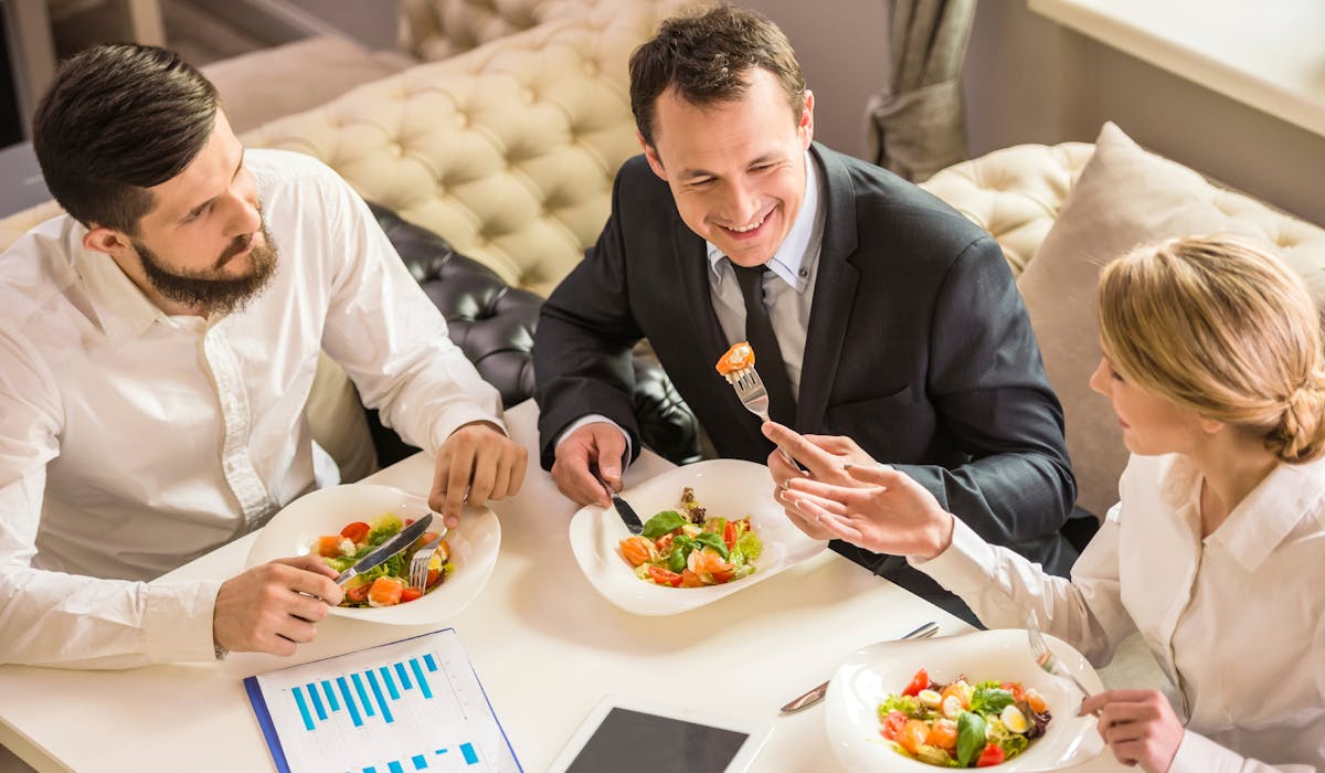 Les avantages en nature versés par l’employeur pour les repas et le logement doivent apparaître dans les déclarations de revenus. Les avantages en nature versés par l’employeur pour les repas et le logement doivent apparaître dans les déclarations de revenus.