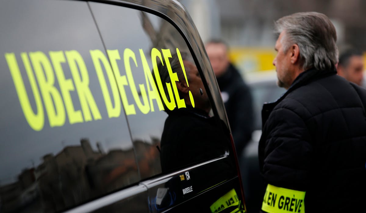 Les taxis (ici une manifestation le 26 janvier à Marseille) crient à la concurrence déloyale que leur créent selon eux les VTC et les Loti. Les taxis (ici une manifestation le 26 janvier à Marseille) crient à la concurrence déloyale que leur créent selon eux les VTC et les Loti.