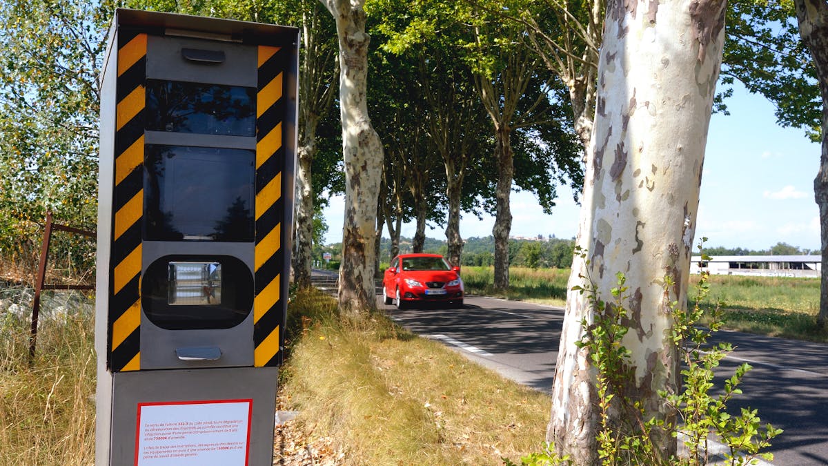 Sur une route du Pas-de-Calais, onze panneaux indiquant des contrôles ont été mis en place. Un seul radar est placé derrière l’un d’entre eux. C'est le principe des "contrôles leurres".