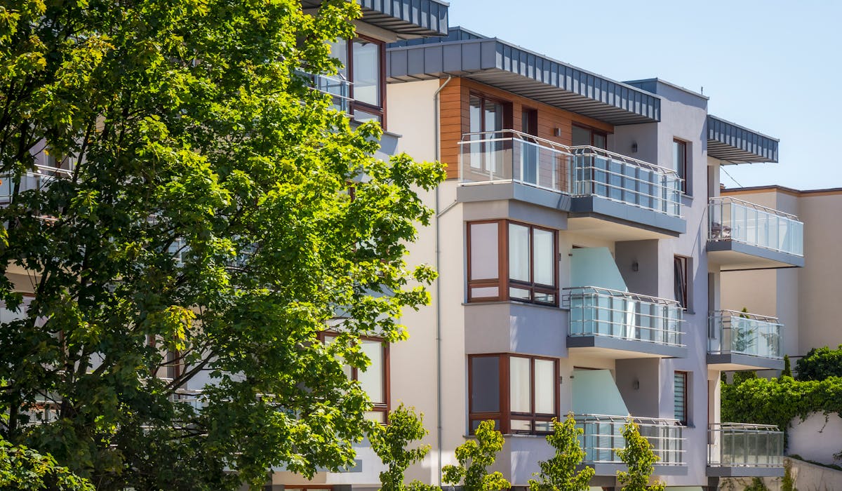 Grâce au dispositif Pinel qui a remplacé le Duflot, acheter un logement neuf (ou financer la construction d’une maison) permet de bénéficier d’une réduction d’impôt sur le revenu. Grâce au dispositif Pinel qui a remplacé le Duflot, acheter un logement neuf (ou financer la construction d’une maison) permet de bénéficier d’une réduction d’impôt sur le revenu.