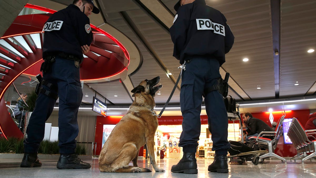 Une patrouille de police à l’aéroport de Roissy, le 19 mai.