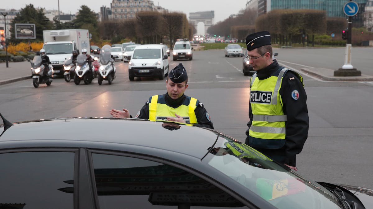 Des policiers contrôlent un véhicule à Paris, pendant un pic de pollution en mars 2014.
