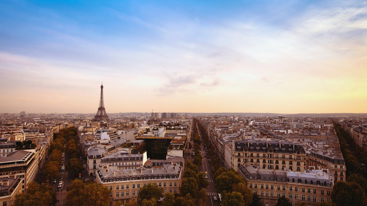 Paris reste la grande ville où les prix des appartements anciens sont les plus élevés.