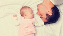 Premier enfant : jusqu’à 14 971 € perçus au titre des congés maternité, paternité et parental