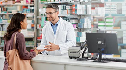 Les pharmaciens doivent consulter et alimenter votre dossier lorsqu’ils vous fournissent des médicaments ou des vaccins.