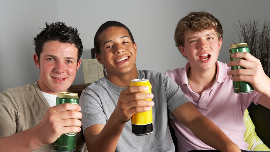 L’obligation de demander la carte d’identité aux jeunes acheteurs d’alcool devrait freiner leur consommation.