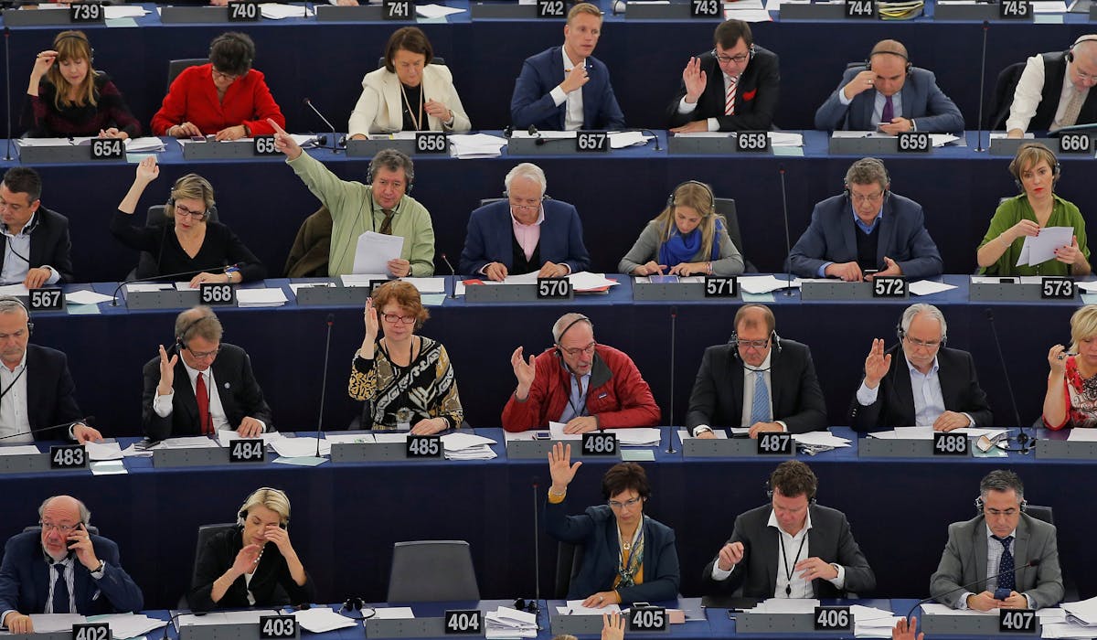 Les députés européens élus à partir de 2009 perçoivent une rémunération brute de 8 484,05 €. Les députés européens élus à partir de 2009 perçoivent une rémunération brute de 8 484,05 €.
