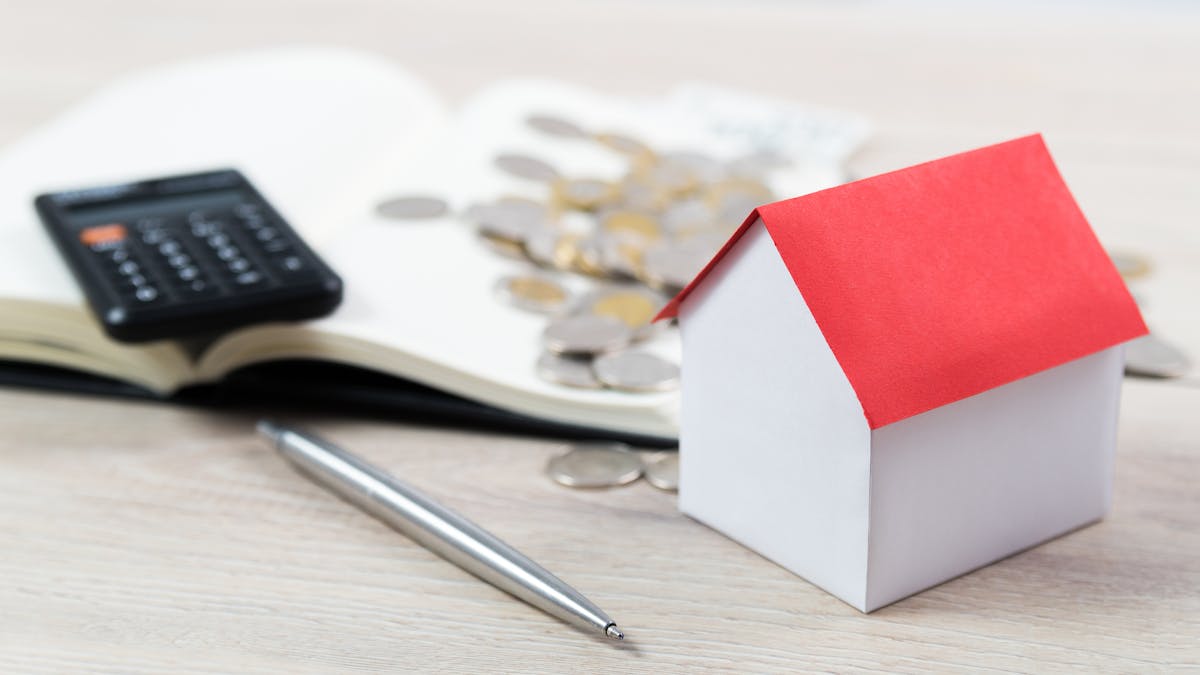 Lorsqu’une personne souscrit un crédit immobilier, sa banque exige qu’elle souscrive une assurance-emprunteur.