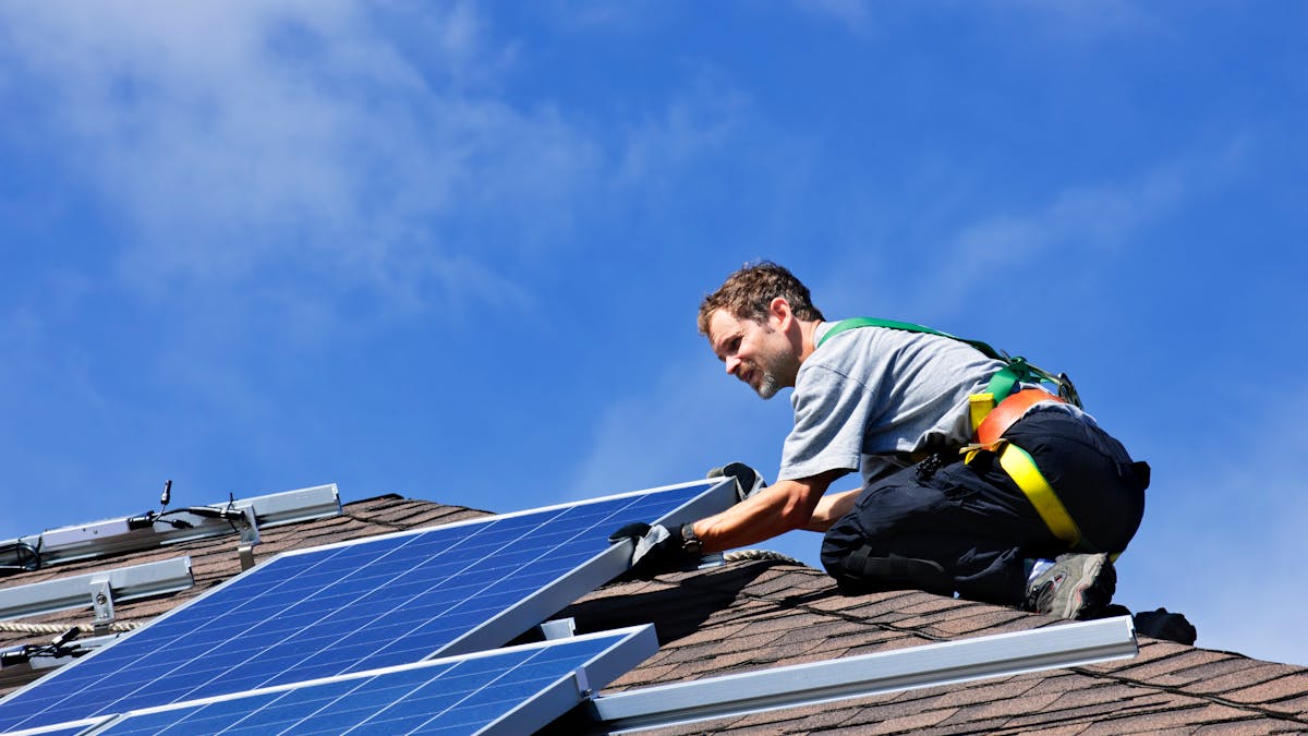 Vous pouvez consommer votre propre électricité grâce par exemple à des panneaux photovoltaïques.