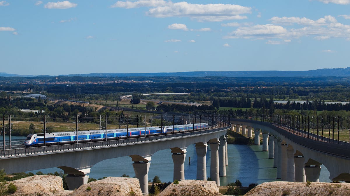 Un TGV sur le viaduc des Angles, près d’Avignon.