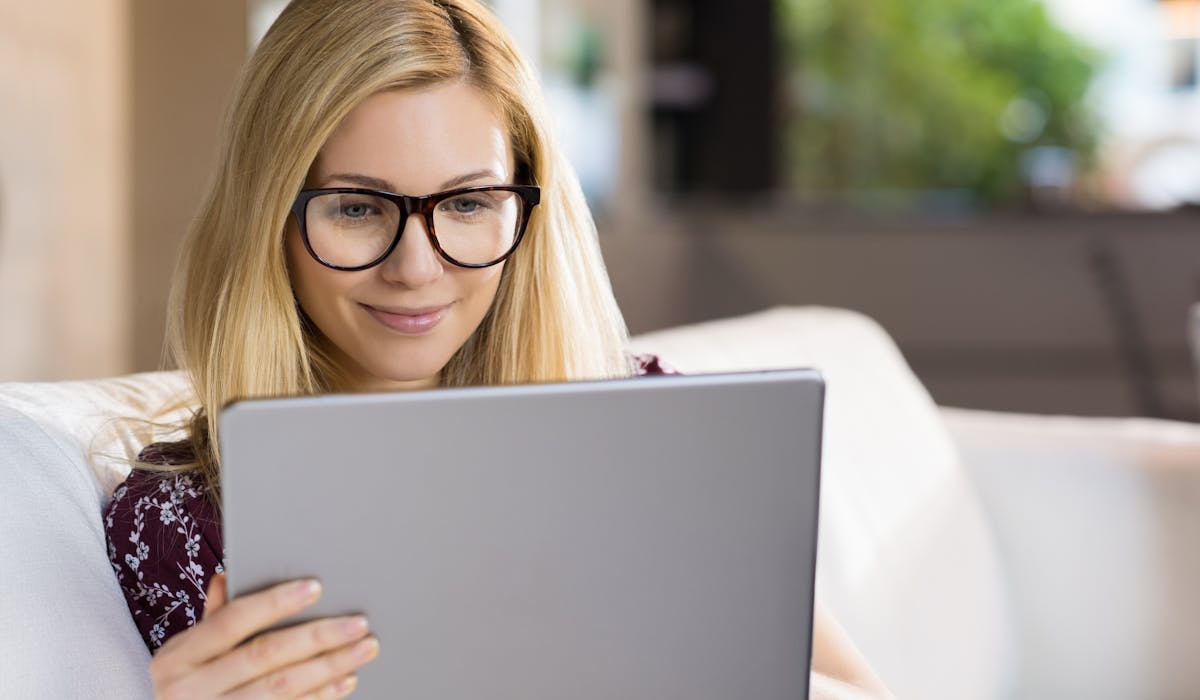 Une connexion Internet par fibre optique permet de surfer, télécharger des fichiers à la vitesse éclair ou regarder des films en direct. Une connexion Internet par fibre optique permet de surfer, télécharger des fichiers à la vitesse éclair ou regarder des films en direct.