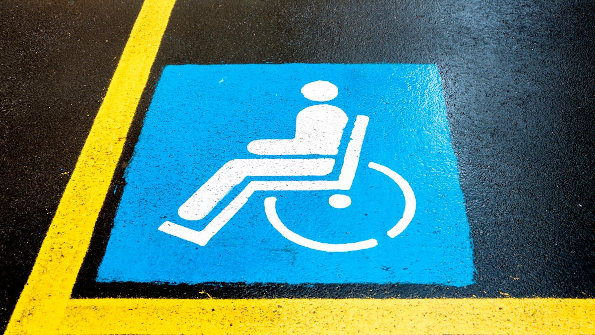 Les parkings devront disposer d'au moins une place réservée aux personnes handicapées.