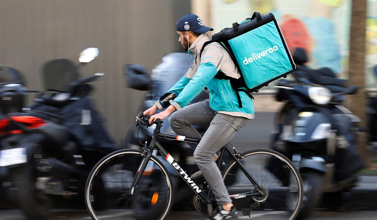 Un coursier de Deliveroo au travail à Paris en avril 2017. Un coursier de Deliveroo au travail à Paris en avril 2017.