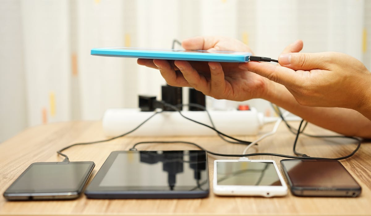En rechargeant votre téléphone portable la nuit, vous dépensez 70 euros par an inutilement. En rechargeant votre téléphone portable la nuit, vous dépensez 70 euros par an inutilement.