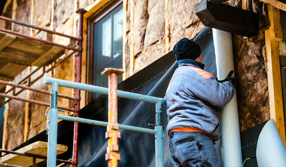 L’isolation par l’extérieur de bâtiments lors de « travaux de ravalement importants » n’est pas systématiquement obligatoire, en application d’un décret publié mercredi 10 mai. L’isolation par l’extérieur de bâtiments lors de « travaux de ravalement importants » n’est pas systématiquement obligatoire, en application d’un décret publié mercredi 10 mai.