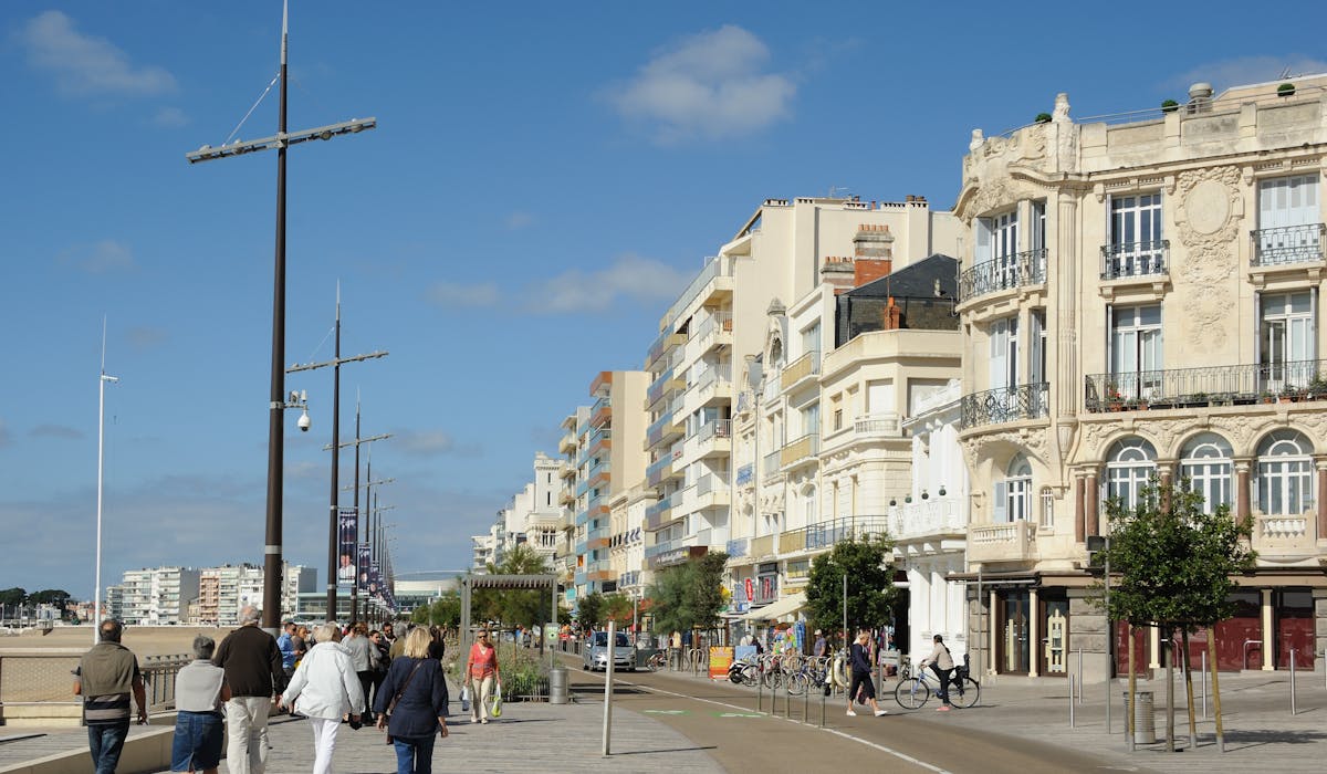 En 2015, le taux moyen de la taxe foncière atteignait 32,35 % en Vendée, département dont Les Sables-d’Olonne est la sous-préfecture. En 2015, le taux moyen de la taxe foncière atteignait 32,35 % en Vendée, département dont Les Sables-d’Olonne est la sous-préfecture.