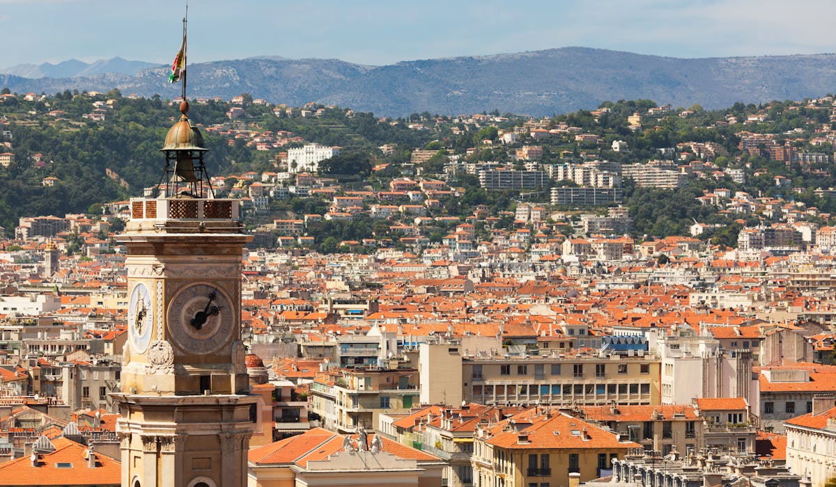 En 2015, le taux moyen de la taxe foncière atteignait 25,40 % dans les Alpes-Maritimes, département dont Nice est la préfecture. En 2015, le taux moyen de la taxe foncière atteignait 25,40 % dans les Alpes-Maritimes, département dont Nice est la préfecture.