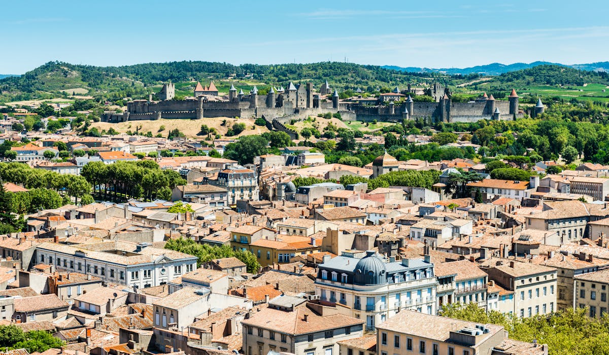 En 2015, le taux moyen de la taxe foncière atteignait 60,51 % dans l’Aude, département dont Carcassonne est la préfecture. En 2015, le taux moyen de la taxe foncière atteignait 60,51 % dans l’Aude, département dont Carcassonne est la préfecture.