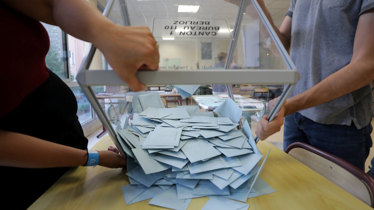 Le dépouillement d’un bureau de vote à Nice lors du premier tour des élections législatives, dimanche 11 juin.