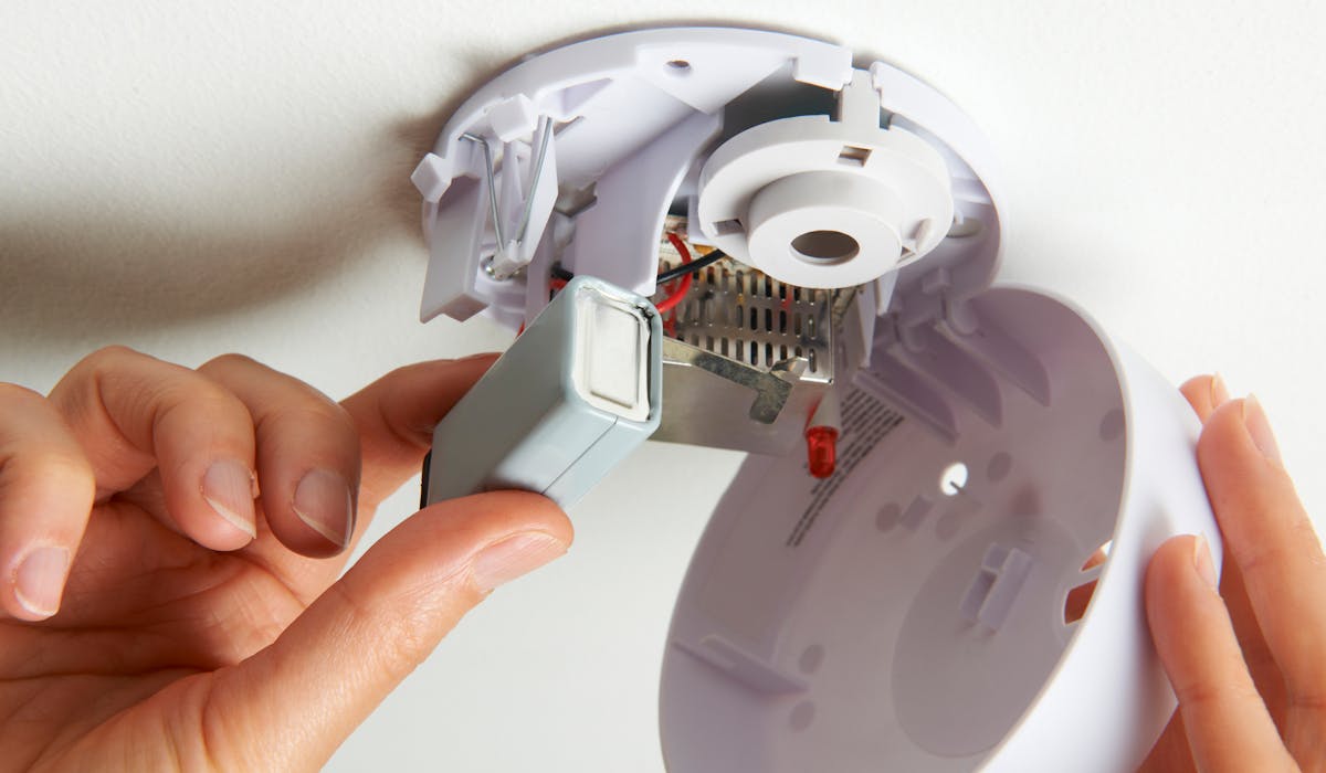 Depuis 2015, il est obligatoire d'installer des détecteurs de fumée chez soi. Depuis 2015, il est obligatoire d'installer des détecteurs de fumée chez soi.
