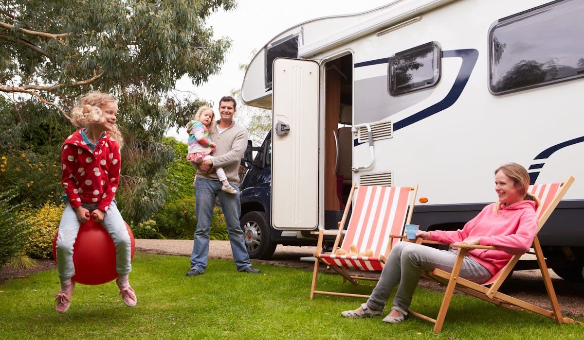 L’aide aux vacances familiales est accordée sous conditions de ressources aux familles ayant au moins un enfant à charge. L’aide aux vacances familiales est accordée sous conditions de ressources aux familles ayant au moins un enfant à charge.