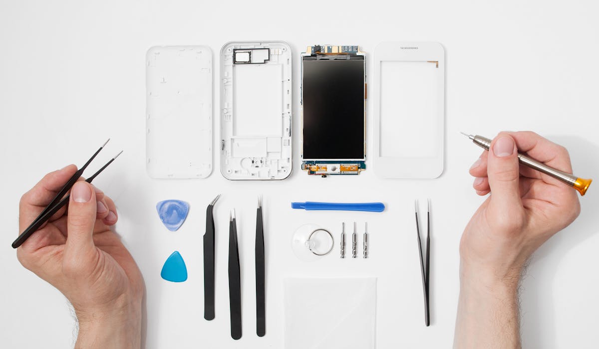 Pour réparer son smartphone à moindres frais, les plus habiles peuvent se procurer pièces détachées et outils sur Internet auprès de sites d’autoréparation. Pour réparer son smartphone à moindres frais, les plus habiles peuvent se procurer pièces détachées et outils sur Internet auprès de sites d’autoréparation.