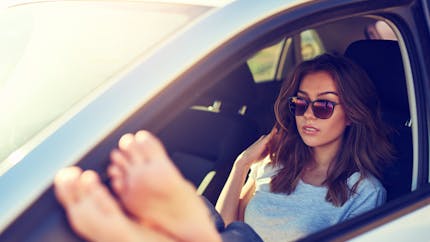 Conduire pieds nus ou en tongs : est-ce légal ou pas ?