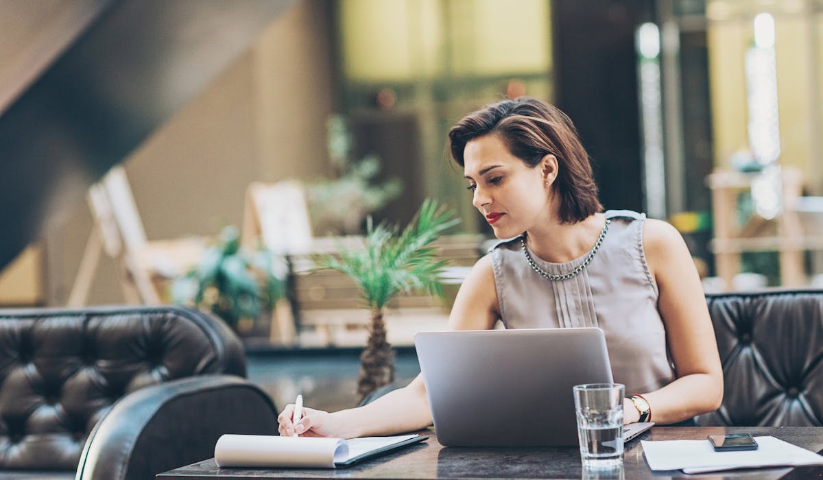 Pour les professionnels relevant du régime de la micro-entreprise, un dépassement du chiffre d'affaires autorisé propre au type d'activité exercée, peut selon son importance, compte tenu de la marge de tolérance prévue, conduire à une sortie de ce régime. Pour les professionnels relevant du régime de la micro-entreprise, un dépassement du chiffre d'affaires autorisé propre au type d'activité exercée, peut selon son importance, compte tenu de la marge de tolérance prévue, conduire à une sortie de ce régime.