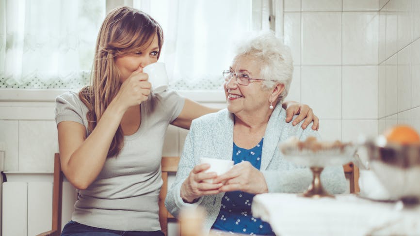 Solution d'hébergement peu connue mais en augmentation, l'accueil familial pour personnes âgées est un bon compromis entre le maintien à domicile, coûteux en temps (et/ou en argent pour l'embauche d'aidants), et la maison de retraite, bien plus onéreuse.