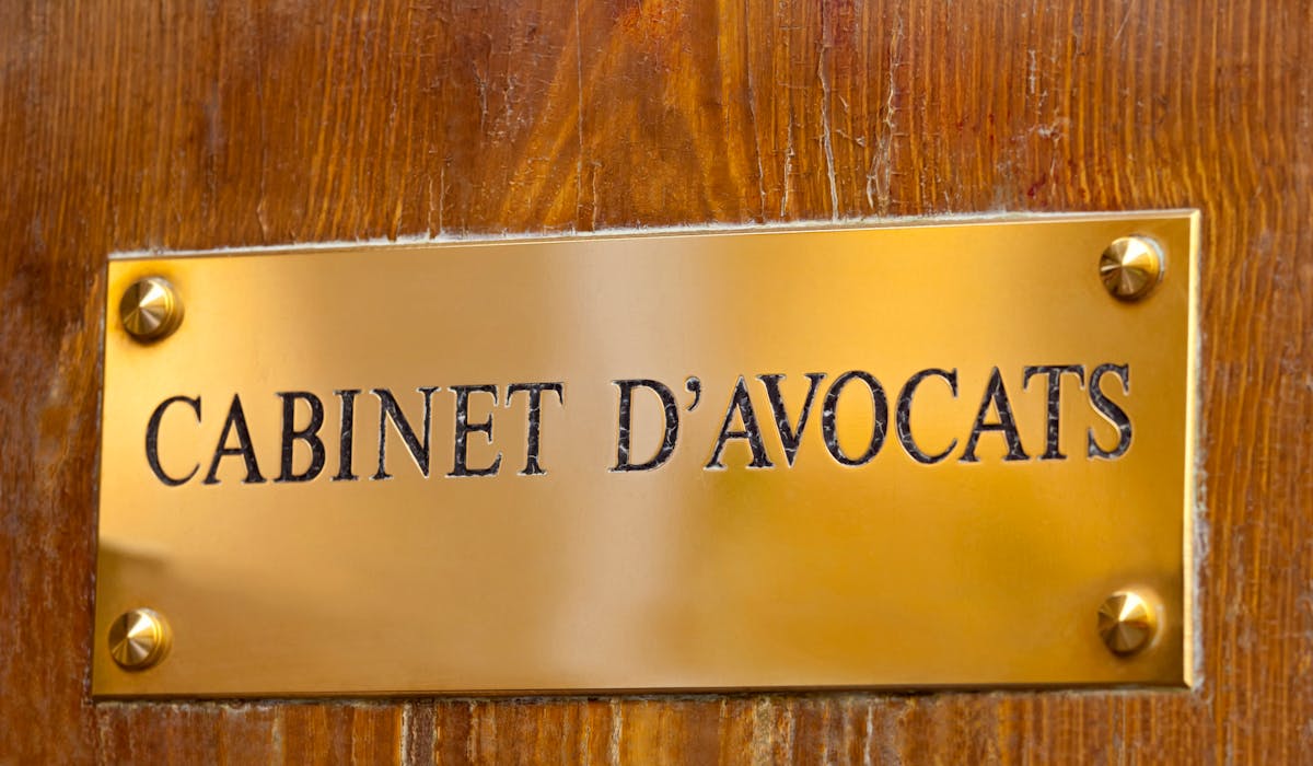 Les honoraires de l’avocat sont libres. Les honoraires de l’avocat sont libres.