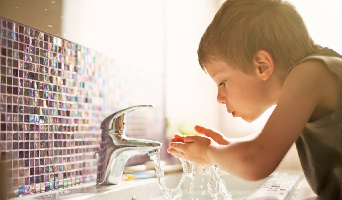 L'eau du robinet contient des microparticules de plastique. L'eau du robinet contient des microparticules de plastique.