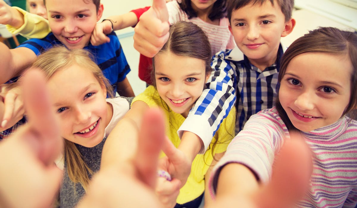 Des bénévoles peuvent intervenir dans les classes pour témoigner de leur expérience personnelle ou professionnelle. Des bénévoles peuvent intervenir dans les classes pour témoigner de leur expérience personnelle ou professionnelle.