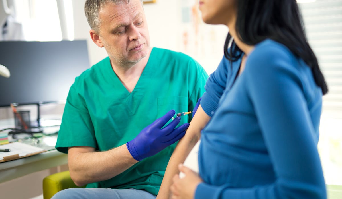 Le vaccin contre la grippe est recommandé pour les femmes enceintes.