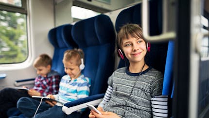 Enfant seul en avion ou dans le train : comment le faire voyager ? 