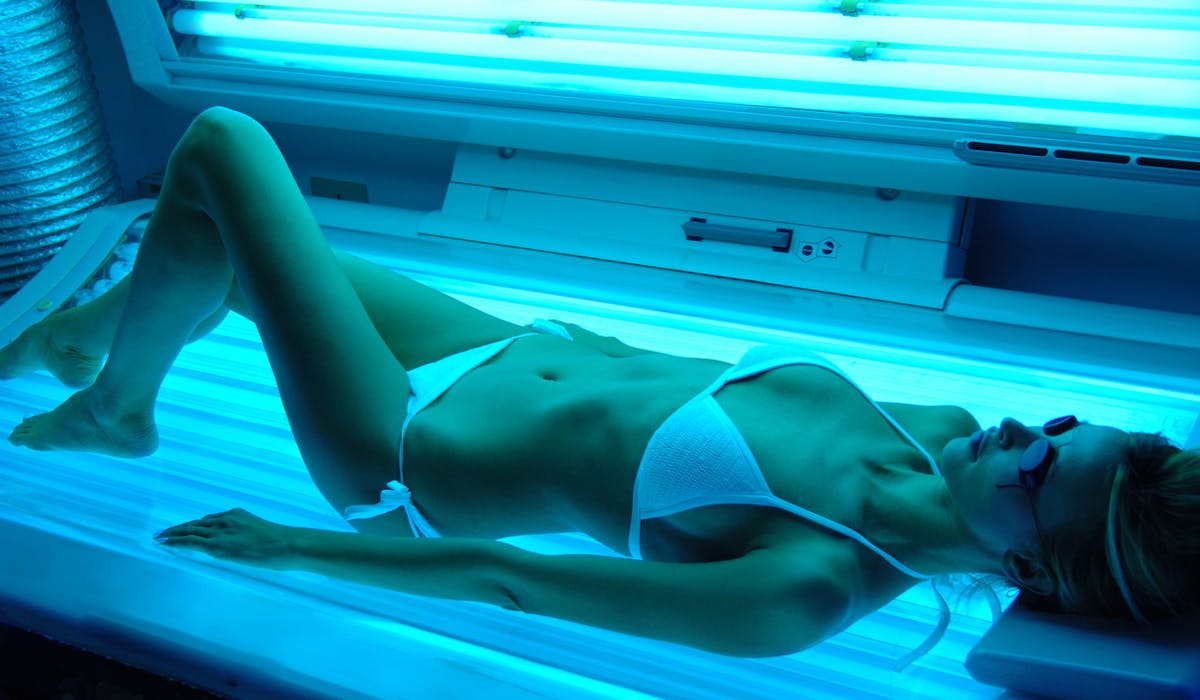 Selon la Répression des fraudes, 63 % des cabines de bronzage ne respectent pas les normes de sécurité. Selon la Répression des fraudes, 63 % des cabines de bronzage ne respectent pas les normes de sécurité.