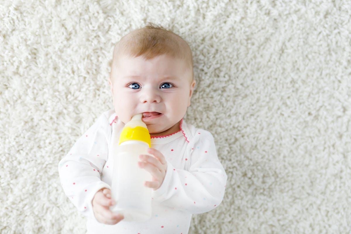 Contaminations aux salmonelles : plusieurs lots de laits infantiles 1er âge  rappelés, 20 bébés malades - France Bleu