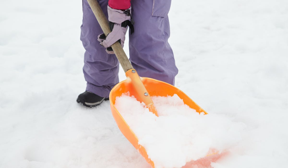 Dans de nombreuses communes, les habitants doivent dégager la neige amassée sur le trottoir. Dans de nombreuses communes, les habitants doivent dégager la neige amassée sur le trottoir.