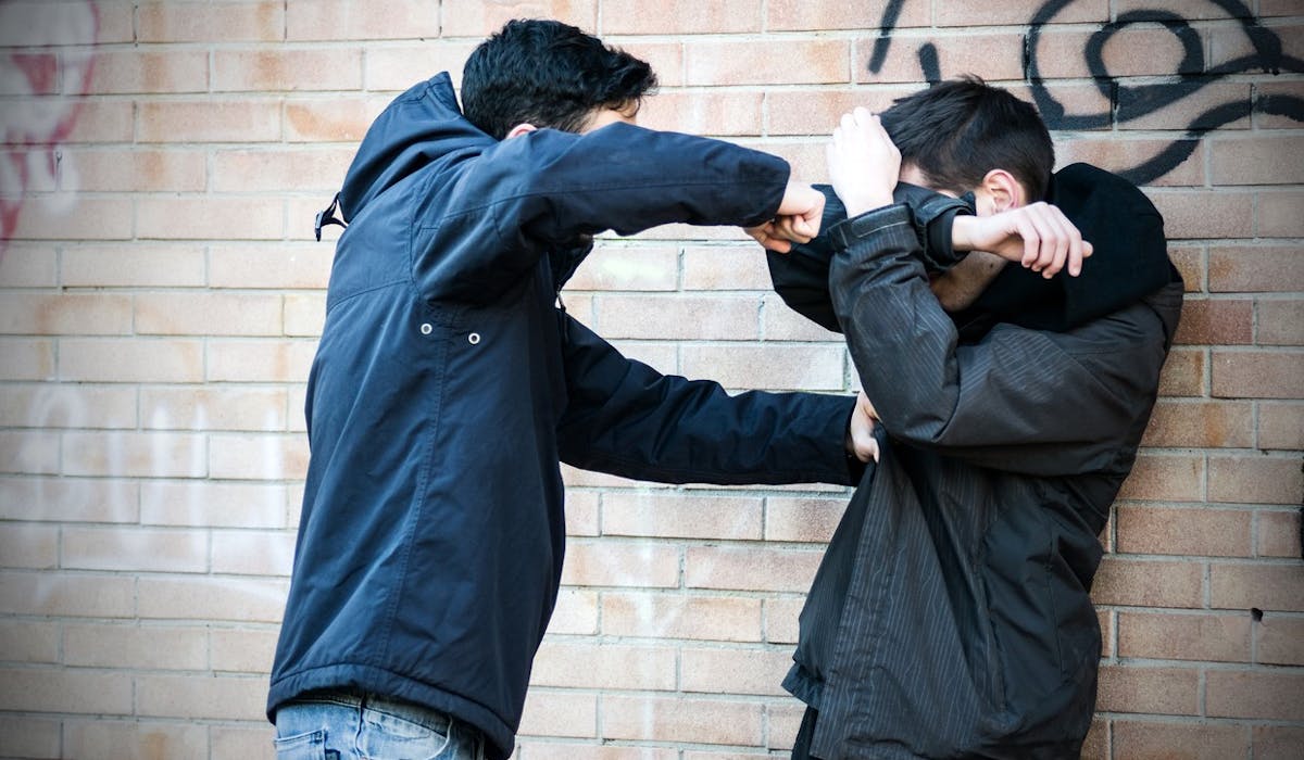 Apparu en France en 2006, le happy slapping est sévèrement puni. Apparu en France en 2006, le happy slapping est sévèrement puni.