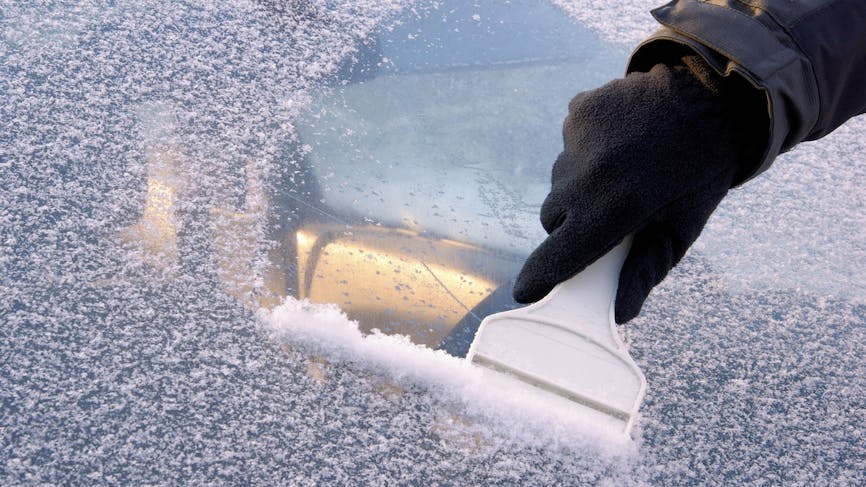 Un automobiliste sur deux stationne son véhicule à l’extérieur sans protéger le pare-brise en cas de grand froid.