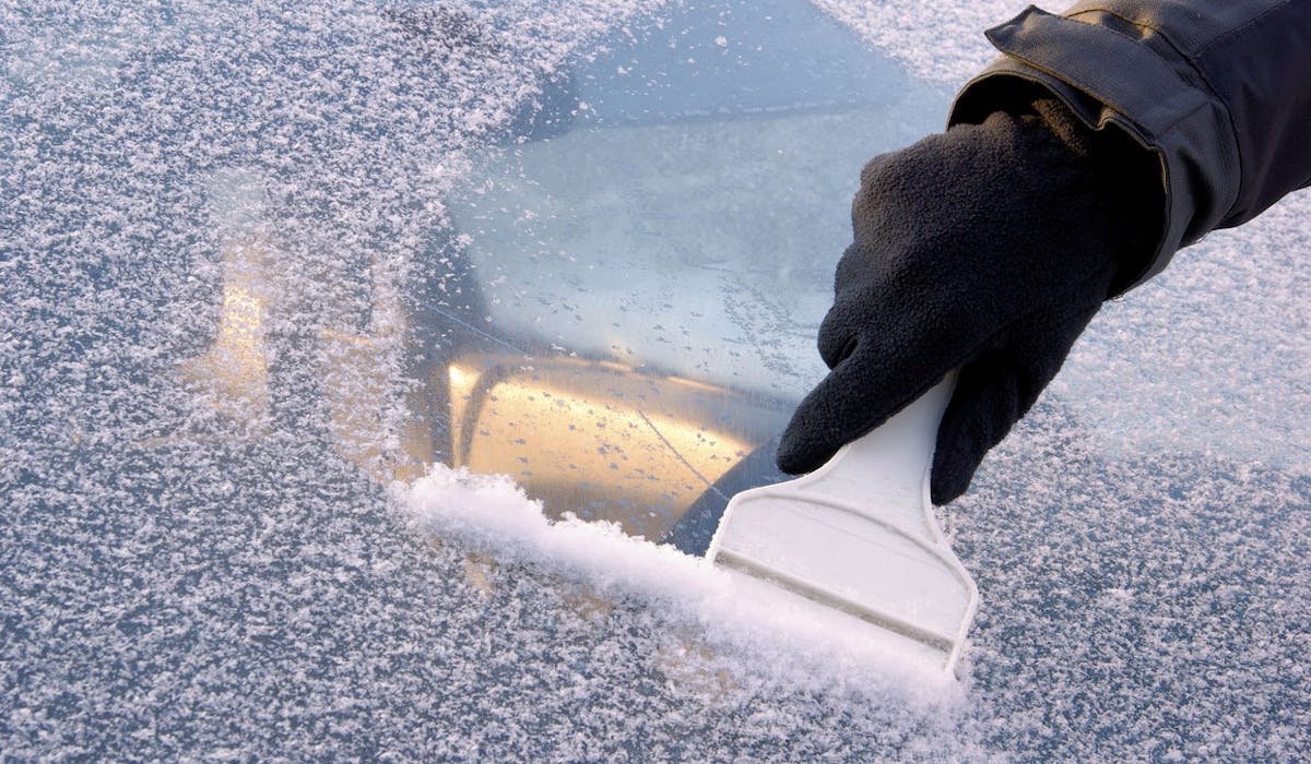 Un automobiliste sur deux stationne son véhicule à l’extérieur sans protéger le pare-brise en cas de grand froid. Un automobiliste sur deux stationne son véhicule à l’extérieur sans protéger le pare-brise en cas de grand froid.