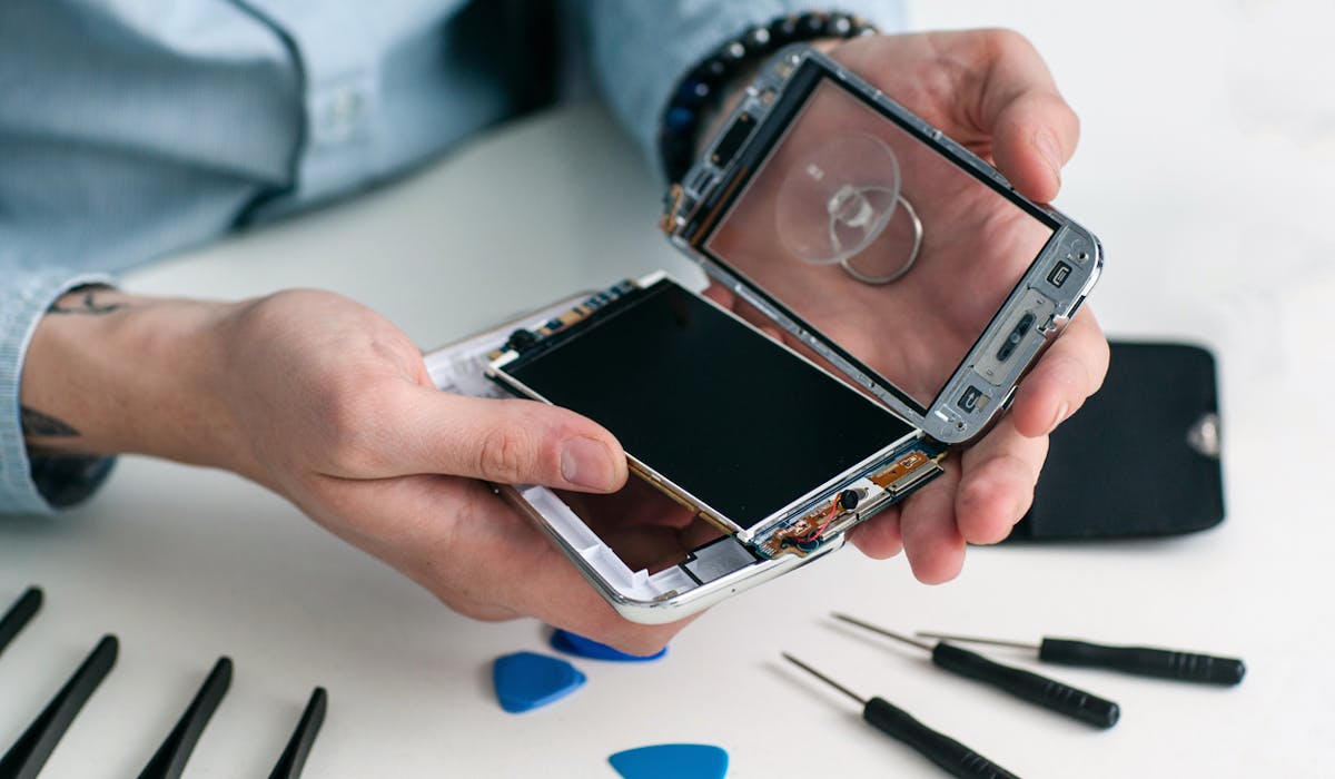 Sur Internet, des tutoriels gratuits vous aident à réparer votre smartphone. Sur Internet, des tutoriels gratuits vous aident à réparer votre smartphone.