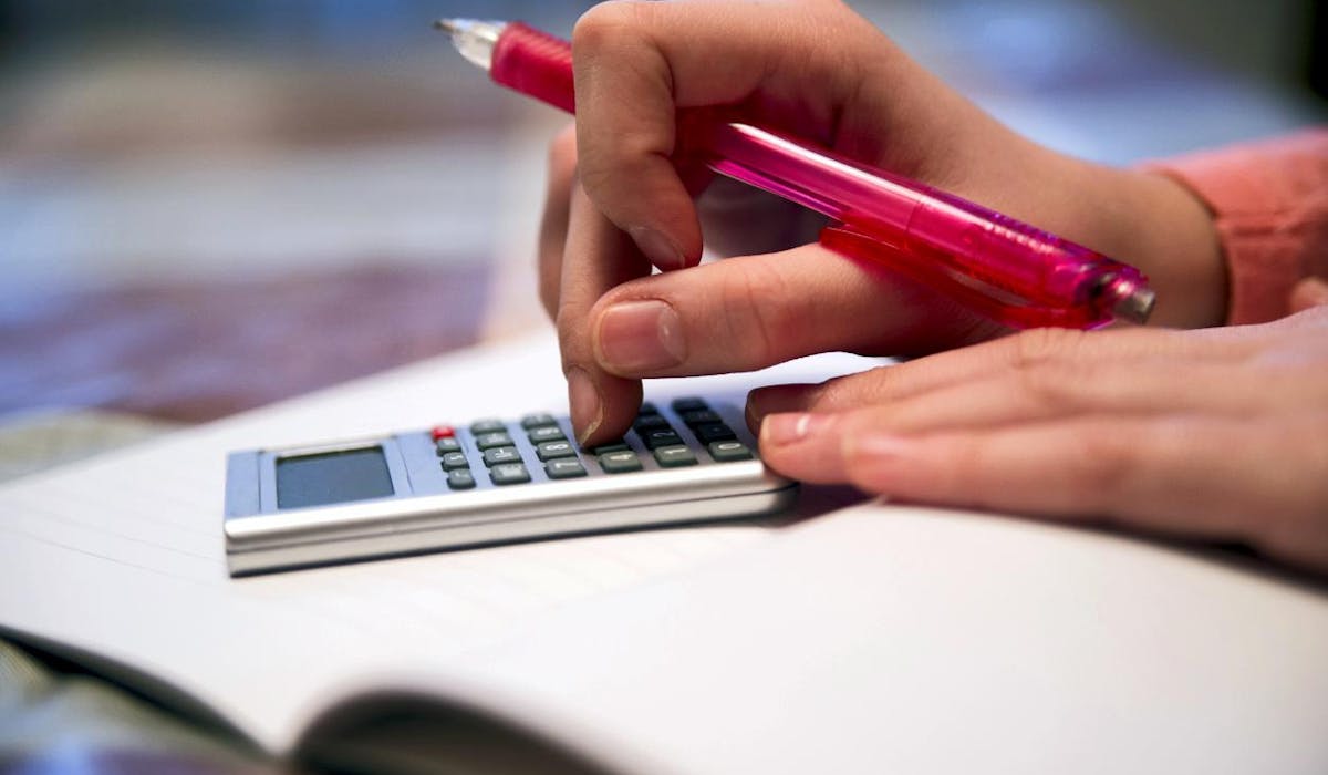 Vous pouvez valider un trimestre d’assurance vieillesse si vous percevez une rémunération correspondant à au moins 150 heures de Smic au titre d’une année civile. Vous pouvez valider un trimestre d’assurance vieillesse si vous percevez une rémunération correspondant à au moins 150 heures de Smic au titre d’une année civile.