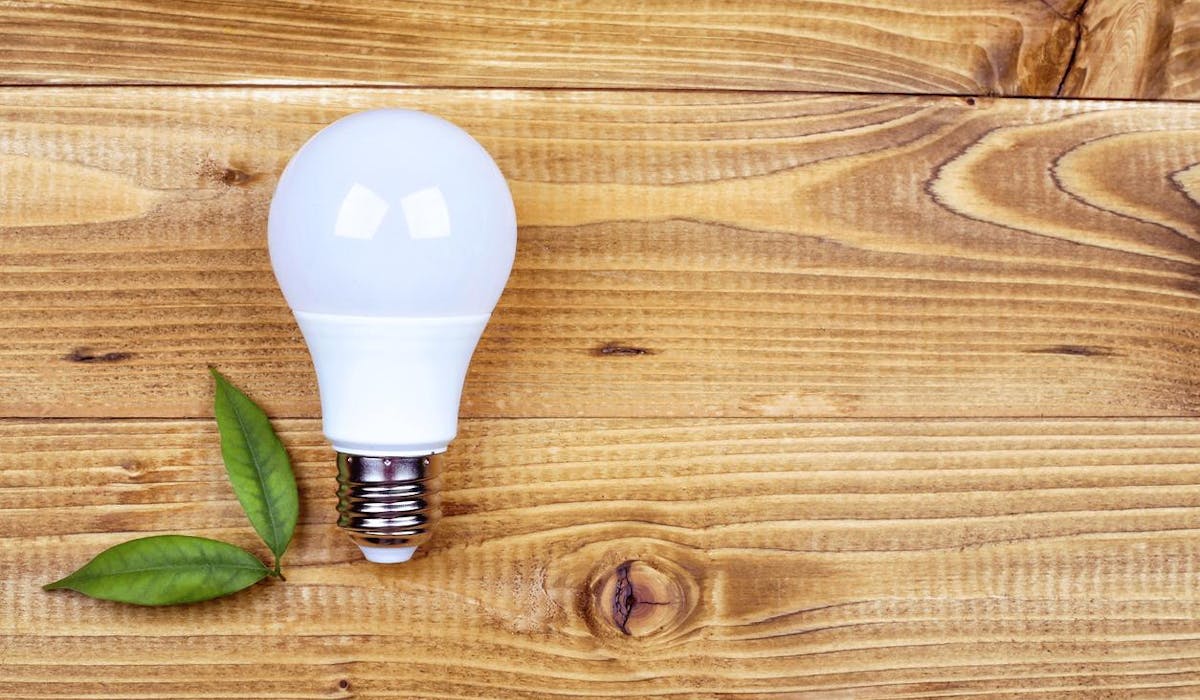 Troquer ses ampoules halogènes ou à filament contre des LED est un bon investissement. Troquer ses ampoules halogènes ou à filament contre des LED est un bon investissement.