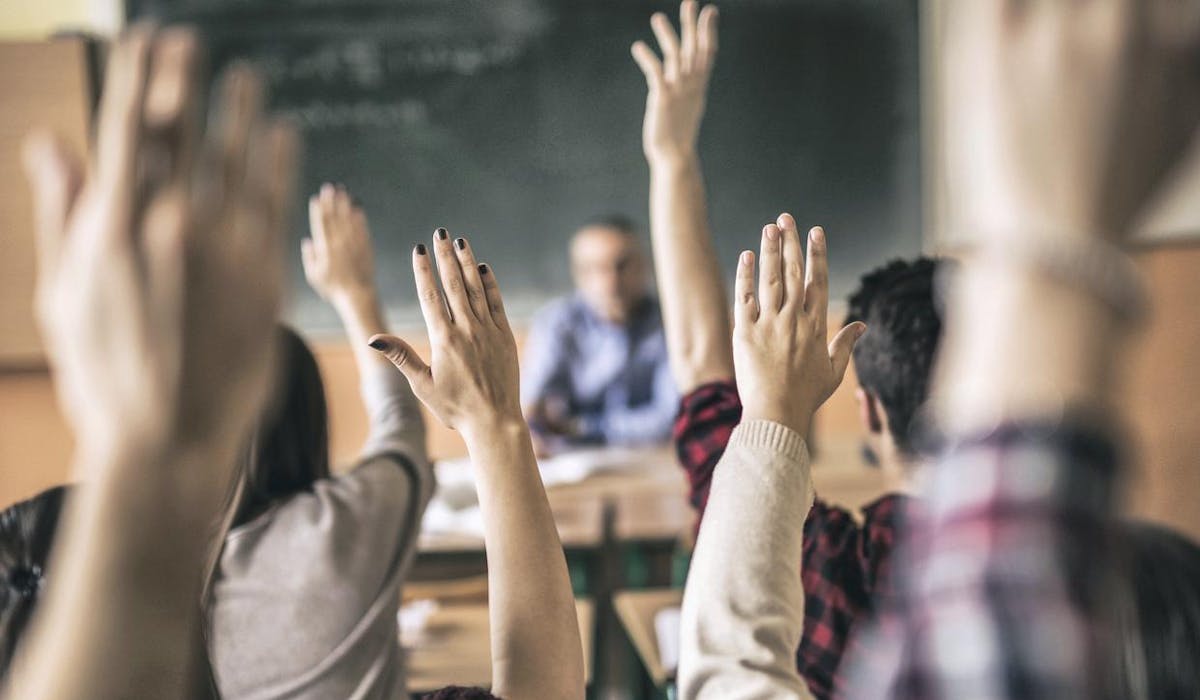 La mission de réflexion propose de mettre fin à la division de chacune des années de lycée en deux semestres. La mission de réflexion propose de mettre fin à la division de chacune des années de lycée en deux semestres.