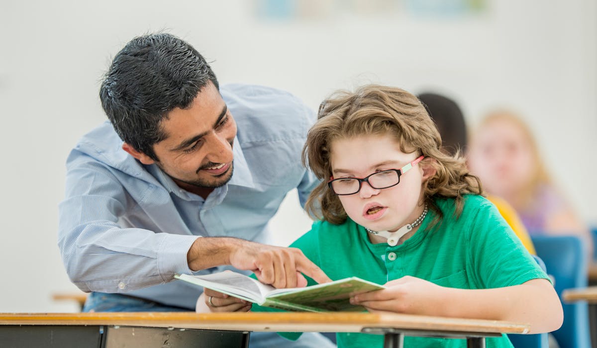 A l'âge de dix ans, seuls 45 % des enfants handicapés sont scolarisés en classe ordinaire. A l'âge de dix ans, seuls 45 % des enfants handicapés sont scolarisés en classe ordinaire.