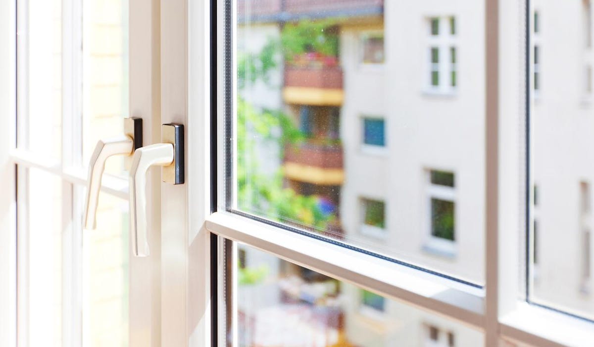 Changer les fenêtres améliore le confort dans le logement en diminuant la sensation de froid. Changer les fenêtres améliore le confort dans le logement en diminuant la sensation de froid.